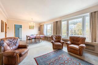 Dit ruime appartement is gelegen op de tweede verdieping van een verzorgd gebouw met lift, op een gunstige locatie aan de Jozef Verbovenlei.<br /><br />Met een bewoonbare oppervlakte van ca. 94 m² biedt het appartement een functionele indeling en voldoende ruimte voor comfortabel wonen. Het beschikt over drie volwaardige slaapkamers, een badkamer met ligbad en een aparte keuken die momenteel nog bruikbaar is, maar mogelijkheden biedt tot modernisering naar eigen smaak.<br /><br />Het appartement is instapklaar, al kan het op bepaalde punten een opfrissing gebruiken. Dankzij de degelijke structuur vormt dit pand een uitstekende basis voor zowel eigen bewoning als investering.<br /><br />Technisch is het appartement voorzien van PVC-ramen met dubbele beglazing. De elektriciteit is individueel. Het gebouw dateert van 1960 en beschikt over gemeenschappelijke voorzieningen zoals een fietsenberging en een aangename tuin. Daarnaast zijn er zowel een privatieve berging op het gelijkvloers als een kelderberging inbegrepen.<br /><br />Een bijkomende troef is de mogelijkheid tot aankoop van twee garages, waarvan één verplicht bij aan te kopen is aan €30.000 en de ander optioneel aan €35.000.<br /><br />De ligging is bijzonder interessant, het "Te Boelaerpark" bevindt zich tegenover het appartement en in de directe omgeving het populaire "Boekenbergpark". Dankzij de uitstekende bereikbaarheid en een mobiscore van 9,4 zijn winkels, scholen en openbaar vervoer vlot toegankelijk.<br /><br />Een ideale opportuniteit voor starters of jonge gezinnen die op zoek zijn naar een ruim appartement met potentieel op een gegeerde locatie.<br /><br />Troeven:
<ul>
	<li>Gunstig gelegen nabij parken en voorzieningen</li>
	<li>Ruim appartement van ca. 94 m²</li>
	<li>Drie volwaardige slaapkamers</li>
	<li>Lift aanwezig in het gebouw</li>
	<li>Dubbele beglazing met PVC-ramen</li>
	<li>Berging op gelijkvloers en kelderberging</li>
	<li>Gemeenschappelijke fietsenstalling en tuin</li>
	<li>Mogelijkheid tot aankoop van garages</li>
	<li>Uitstekende mobiscore (9,4)</li>
</ul>
Neem snel contact op voor meer informatie of een bezoek ter plaatse.<br />📞 +32 489 55 79 90<br />📧 immo@fidimco.be