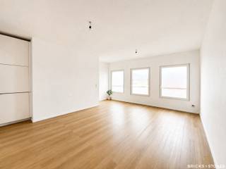 <div>
<div>
<section>
<div>
<div>
<div>
<div>
<div>
<div>
<p><strong>Charmant appartement de ville entièrement rénové situé au 3ᵉ étage d'un petit immeuble.</strong><span></span></p>
<p>L'appartement se compose d'un spacieux séjour bénéficiant d'une belle luminosité naturelle, ainsi que d'une cuisine ouverte moderne, entièrement équipée avec un réfrigérateur avec compartiment congélateur, une plaque de cuisson vitrocéramique et un four.</p>
<p>À l'arrière se trouve une chambre séparée avec sa salle de bains attenante. Celle-ci est équipée d'une douche à l'italienne, d'un meuble lavabo et d'un WC.</p>
<p>Cet appartement est proposé en <strong>première occupation après rénovation</strong> et a été rénové avec le plus grand soin.</p>
<p>Convient pour <strong>maximum 2 personnes</strong>.</p>
<p><strong>Disponible à partir du 01/08/2026.</strong></p>
</div>
</div>
</div>
</div>
<div></div>
<div>
<div></div>
</div>
</div>
<div>
<div></div>
</div>
</div>
</section>
</div>
</div>
<div></div>