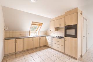 - Appartement au premier étage<br />- Emplacement calme au centre de Ledegem: Place 19 bus 11A<br />- Hall d'entrée<br />- Espace de vie avec cuisine ouverte<br />- 1 chambre à coucher<br />- Salle de bain<br />- Toilettes séparées<br />- Débarras/buanderie<br />- Garage<br />- PEB: 215 kWh/m²/an, UC: 3951706<br />- Prix de location: 750 €/mois, garage inclus