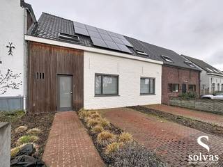 BEZOEKMOMENT 9/12 VOLZET<br /><br />Deze centraal gelegen, energiezuinige woning (label A) biedt een ideaal wooncomfort voor wie op zoek is naar ruimte, licht en functionaliteit. Bij het binnenkomen treft u een praktische inkomhal, apart toilet en een aparte wasplaats. De lichtrijke leefruimte (met haardvuur) sluit naadloos aan op de volledig uitgeruste keuken, die bovendien toegang biedt tot een ruime kelder.<br /><br />Op het tussenverdiep bevindt zich een handige bureauruimte – perfect voor thuiswerk. Het eerste verdiep omvat drie volwaardige slaapkamers en een verzorgde badkamer met zowel ligbad als douche. De zolder biedt extra bergruimte.<br /><br />Buiten geniet u van een zonnige, onderhoudsvriendelijke tuin met tuinberging – ideaal om tot rust te komen.