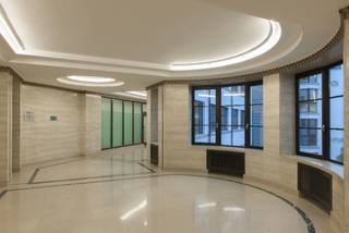 Le fameux "Shell Building" est situé dans la région Bruxelles-capitale, dans le centre-ville. Il comprend 7 étages utilisables comme bureaux. Par contre le rez-de-chaussée possède des commerces, un restaurant, deux larges corridors , un théâtre, une salle de conférence et une entrée parking. Le building possède également une terrasse de 500m² sur le toit du coté Cantersteen. Complètement rénové.<br />Les bureaux disponibles sont uniquement destinés pour des professions libérales.<br />Parking intérieur: 2.000 Euro/place/an (Ratio: 1/100m²).