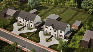 <p>In de Gestelstraat, ter hoogte van huisnummer 16/18, worden vier ruime en stijlvolle pastorijwoningen gerealiseerd. De woningen combineren een landelijke architectuur met hedendaags wooncomfort en een uitstekende energieprestatie. Ze zijn rustig gelegen met een prachtig open zicht op de achterliggende weilanden en het groen, terwijl de E313 en E314 vlot bereikbaar zijn.<br /><br /><strong><u>WONING 18B – LOT 1 | RUIME ENERGIEZUINIGE PASTORIJWONING</u></strong><br />Woning 18B heeft een bewoonbare oppervlakte van <strong>ca. 190,10 m²</strong> en staat op een ruim perceel. De woning wordt volledig afgewerkt, waarbij je de afwerking op verschillende punten nog zelf kunt kiezen. Bovendien zijn de tuinaanleg en carport inbegrepen en is er een vergunning voor een tuinberging, die optioneel kan worden voorzien.<br /><br /><strong>*Gelijkvloers</strong><br />Via de inkomhal met vestiaire en apart toilet kom je in de ruime leef- en eetruimte. De aangrenzende leefkeuken beschikt over een praktische berging/wasplaats. Dankzij de grote raampartijen aan de achterzijde geniet je hier van bijzonder veel lichtinval en een mooi zicht op de tuin. De afwerking kan nog naar eigen smaak gekozen worden, waaronder de vloer, keuken, badkamer en binnendeuren.<br /><br /><strong>*Verdieping</strong><br />Op de eerste verdieping bevinden zich twee ruime slaapkamers en een royale master bedroom met ruimte voor een dressing. Daarnaast is er een badkamer met bad en douche en een apart toilet. De slaapkamers worden voorzien van een laminaatvloer.<br /><br /><strong>*Zolder</strong><br />De ruime zolder van ca. 40m² is bereikbaar via een betonnen trap en wordt gechapt. Deze ruimte kan, indien gewenst, volledig worden afgewerkt en biedt tal van mogelijkheden voor extra slaapkamers, een bureau, hobbyruimte of polyvalente ruimte.<br /><br />Vermelde prijs is exclusief btw en notariskosten. Een grote troef is het <strong>E-peil van 0 en energielabel A+</strong>. Dit wordt onder meer gerealiseerd dankzij zonnepanelen, een warmtepomp, vloerverwarming en een automatisch ventilatiesysteem type D.<br /><br />Interesse in een ruime, energiezuinige nieuwbouwwoning met een landelijke uitstraling en veel buitenruimte? Neem dan contact met ons op voor meer informatie of een afspraak: 011 39 90 50 - info@jansenrealestate.be. Wij ontzorgen je ook voor de verkoop van je huidige woning.</p>