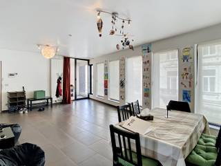 <p>Dit ruime appartement te huur in het centrum van Leuven biedt een uitstekende combinatie van wooncomfort, ruimte en een centrale ligging. Dankzij de nabijheid van winkels, restaurants, openbaar vervoer en tal van andere voorzieningen geniet je hier van het beste wat de stad te bieden heeft.</p><p>Bij het betreden van het appartement kom je terecht in een bijzonder ruime en lichtrijke living die tal van mogelijkheden biedt om een gezellige woon- en eetruimte in te richten. De grote leefruimte vormt het hart van het appartement en zorgt voor een aangename woonbeleving.</p><p>Aansluitend bevinden zich de verschillende functionele ruimtes die het dagelijks comfort verhogen. Het appartement beschikt over twee volwaardige slaapkamers. Eén van de slaapkamers biedt directe toegang tot een aangenaam terras waar je in alle rust van de buitenlucht kunt genieten. Daarnaast is er een badkamer, een apart toilet en een praktische berging die extra opbergruimte voorziet.</p><p>Naast het eerste terras beschikt het appartement ook over een tweede terras, waardoor je op verschillende momenten van de dag kunt genieten van een buitenruimte. Deze extra troef zorgt voor een aangename verbinding tussen binnen en buiten.</p><p>De ligging vormt zonder twijfel één van de grootste pluspunten van dit appartement. Gelegen in het centrum van Leuven bevinden alle dagelijkse voorzieningen zich op korte afstand. Winkels, horeca, scholen, openbaar vervoer en ontspanningsmogelijkheden zijn eenvoudig bereikbaar, wat zorgt voor een bijzonder comfortabele woonomgeving.</p><p>Voor wie extra gemak wenst, kan een autostaanplaats bijgehuurd worden. Het appartement is beschikbaar vanaf 01/08/2026. Een latere beschikbaarheid kan besproken worden.</p><p>Ben je op zoek naar een ruim appartement met 2 slaapkamers, twee terrassen en een topligging in Leuven, dan is dit appartement zeker een bezoek waard.</p>