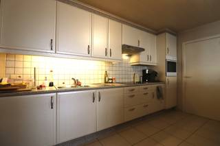 Bent u op zoek naar een gelijkvloers appartement met twee slaapkamers, ruime tuin én dubbele garage in Hamme? Lees en kijk dan snel even verder!Dit...