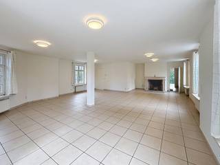 Charmante villa op 8 are in rustige en residentiële wijk in Hoeilaart. Living met open haard & eetkamer +/- 65 m², volledig ingerichte keuken,...