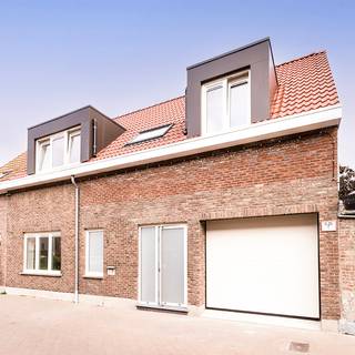 <p><strong>Prachtig gerenoveerde gezinswoning (2026) met 3 slaapkamers, 2 badkamers, stadstuin en garage!</strong><br />Bent u op zoek naar een instapklare woning met hedendaags comfort, energiezuinigheid én de vrijheid om uw eigen droomkeuken te realiseren? Deze parel werd in <strong>2026 volledig gerenoveerd</strong> met oog voor kwaliteit, lichtinval en stijl. Dankzij het gunstige <strong>EPC-label B</strong> geniet u van een lage energiefactuur en een zorgeloze toekomst.<br /><strong>Licht en ruimte op de begane grond</strong><br />Bij het betreden van de woning valt direct de ruime en heldere leefruimte op. De strak afgewerkte witte wanden en moderne vloertegel zorgen voor een frisse, tijdloze uitstraling. De grote raampartijen aan de achterzijde bieden een prachtig zicht én directe toegang tot de gezellige <strong>stadstuin</strong>. Hier kunt u in alle rust genieten van een ontbijt in de buitenlucht of een sfeervolle barbecue.<br /><strong>Keuken naar eigen smaak</strong><br />De aansluitingen voor de keuken zijn reeds voorzien, wat u de unieke kans biedt om uw droomkeuken volledig naar eigen wens, smaak en budget in te richten.<br /><strong>Rustgevende verdiepingen & optimaal comfort</strong><br />Op de bovenverdieping bevinden zich <strong>3 volwaardige slaapkamers</strong>, verfijnd afgewerkt met een warme houtinterieurvloer en veel natuurlijk daglicht. Daarnaast beschikt de woning over maar liefst <strong>2 moderne badkamers</strong>, waaronder een stijlvolle badkamer ingericht met een ruime inloopdouche met regendouche, strak wastafelmeubel en een raam voor natuurlijke ventilatie. Ideaal voor gezinnen of wanneer u gasten ontvangt!<br /><strong>Praktisch en comfortabel</strong><br />Als extra troef beschikt deze woning over een <strong>private garage</strong>, ideaal voor het veilig parkeren van uw wagen of als bijkomende bergruimte.<br /><strong>Troeven op een rij:</strong></p><ul><li><p>Volledig gerenoveerd in 2026</p></li><li><p>Gunstig energielabel: <strong>EPC B</strong></p></li><li><p>3 ruime en lichtrijke slaapkamers</p></li><li><p><strong>2 moderne badkamers</strong> (o.a. met inloopdouche)</p></li><li><p>Zonnige stadstuin met schuifraam vanuit de keuken.</p></li><li><p>Inclusief garage</p></li><li><p>Keuken nog vrij te kiezen en in te richten</p></li></ul><p>Maak snel een afspraak voor een bezichtiging en laat u verrassen door de ruimte en het comfort van deze unieke woning!</p>