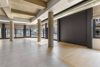 Uiterst commercieel gelegen hoekhandelspand.<br /><br />Elke commerciele activiteit is hier mogelijk.<br /><br />Omwille van de constructie van het pand kunnen alle binnenmuren worden weggenomen.<br /><br />Extra berging is voorzien in de zeer ruime kelder van 60m² en de verschillende kleinere kelderbergingen