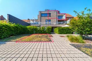 Lichtrijk appartement te koop in de Poperingseweg 435 in Vlamertinge. Dit appartement is uitstekend gelegen in het centrum van Vlamertinge nabij de steden Popering en Ieper. Dit lichtrijk appartement is gelegen in een gebouw van 2022 en geniet van een praktische indeling. De woonkamer is voorzien van ruime raampartijen die zorgen voor een mooie natuurlijke lichtinval. Het appartement heeft twee slaapkamers, twee terrassen (6m² + 3m²) en een autostaanplaats.<br /><br />INDELING<br />Tweede verdieping: Inkomhal met toilet - ruime lichtrijke woonkamer met volledig geïnstalleerde open keuken met kwalitatieve toestellen - zowel de zithoek en de keuken hebben een verbinding met één van de terrassen - berging met aansluitingen voor wasmachine - twee mooie slaapkamers - badkamer.<br /><br />Op de gelijkvloerse verdieping heeft dit appartement nog een fietsenstalling en privé autostaanplaats.<br /><br />TROEVEN<br />Recent gebouw <br />Energiezuinig (EPC A)<br />Volledig afgewerkt <br />Perfect onderhouden <br />Twee mooie slaapkamers en twee terrassen<br />Vlotte verbinding met Ieper en Poperinge<br /><br /><br />Bestuursmaatregelen in het maatregelenregister: nee