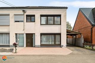 Op een uitzonderlijke locatie te Beerzel bevindt zich deze halfopen bebouwing met 3 slaapkamers en dubbele garage op een ruim perceel. U geniet hier van een rustige ligging, toch met een uitstekende bereikbaarheid, vlakbij het centrum van Beerzel met winkels, eet-en drankgelegenheden, scholen en het openbaar vervoer.<br /><br />We betreden de woning via de inkomhal. De lichtrijke leefruimte kan u inrichten met een gezellige zithoek en een aparte eetplaats. Aangrenzend bevindt zicht de keuken , dewelke is voorzien van de voornaamste toestellen. Verder omvat het gelijkvloers een veranda met een apart toilet, wasplaats en de badkamer met douche en lavabo. De nachthal op de eerste verdieping geeft ons toegang tot 3 slaapkamers. Tot slot beschikt de woning ook over een aangename tuin waarin u steeds in alle rust en privacy kan genieten van het mooie weer. <br /><br />U bent verplicht om deze woning binnen de 6 jaar na aankoop grondig energetisch te renoveren tot minimum EPC-label D.<br /><br />Dit is een uitstekende opportuniteit als u op zoek bent naar een te renoveren woning met 3 slaapkamers te Beerzel. Contacteer ons voor meer informatie op 0479 13 63 69 of neem een kijkje op www.boonstravastgoed.be. <br /><br />Bijzonderheden: <br />- 3 slaapkamers<br />- Dubbele garage<br />- Uitstekende ligging