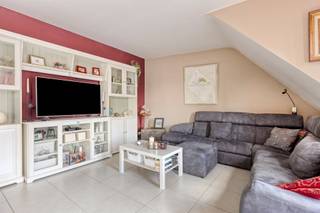 <p>Gelegen op een uitstekende en centrale locatie in het hart van <strong>Sint-Job-in-’t-Goor</strong> vindt u dit instapklare éénslaapkamerappartement met een bewoonbare oppervlakte van <strong>94 m²</strong>.<br />Bij het betreden van het appartement komt u in de inkomhal, die toegang biedt tot de verschillende ruimtes. De <strong>lichtrijke leefruimte </strong>sluit naadloos aan op de <strong>moderne, open keuken</strong>. Deze is volledig uitgerust met alle hedendaagse comfort, waaronder een koelkast, vaatwasser, inductiekookplaat, spoelbak en tal van ingemaakte kasten. Verder bereikt u via de hal de volledig ingerichte badkamer, voorzien van een douche, lavabomeubel, toilet en aansluiting voor een wasmachine/droogkast. Daarnaast beschikt het appartement over een ruime slaapkamer, die op haar beurt toegang geeft tot het <strong>zonnige en ruime terras</strong> aan de achterzijde. Tot slot is er nog een <strong>ruime zolderruimte</strong>, momenteel ingericht als opbergruimte, die kan worden omgevormd tot tweede slaapkamer. In de ondergrondse parkeergarage van het gebouw beschikt het appartement over <strong>twee privatieve autostaanplaatsen.</strong></p><p>Extra troeven:<br />- EPC: 211 kWh/m² (C-score → GEEN renovatieverplichting)<br />- Elektriciteit conform!<br />- twee ondergrondse autostaanplaatsen inbegrepen!<br />- Riante zolderruimte die met aanpassingswerken kan worden omgevormd tot tweede slaapkamer<br />- Centrale ligging op wandelafstand van winkels, horeca en openbaar vervoer</p><p>Extra:</p><p>-Niet opgenomen in maatregelenregister</p><p>- Woongebied, Gvkr verdere stedenbouwkundige informatie in aanvraag.</p><p>Voor meer info ga naar www.coenenvastgoed.be of bel 03/375.82.92</p>
