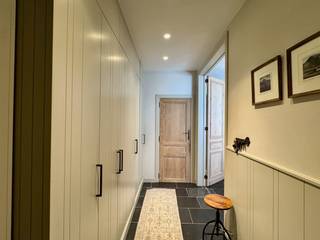 In het gegeerde Guido Gezellekwartier, vlak bij het Engels Klooster, bevindt zich deze charmante en authentieke herenwoning met gezellige stadstuin. Een unieke kans om te wonen op een rustige en mooie locatie, op wandelafstand van de Brugse Vesten en in de onmiddellijke nabijheid van winkels, scholen en openbaar vervoer.
Indeling: ruime inkomhal met ingebouwde kasten en gastentoilet. De prachtige landelijke leefkeuken sluit naadloos aan op de bijzonder ruime leefruimte, ingedeeld in een eetplaats, leeshoek en gezellige zithoek. Dankzij de grote raampartijen geniet deze ruimte van een overvloedige lichtinval en een aangenaam zicht op de stadstuin, die bovendien rechtstreeks toegankelijk is vanuit de leefruimte. De leefruimte wordt extra gekenmerkt door een prachtige parketvloer en een sfeervolle houtkachel.
Op de eerste verdieping bevinden zich twee ruime slaapkamers, waarvan één met dressing, een stijlvolle badkamer uitgerust met een dubbel lavabomeubel, ligbad en inloopdouche, een afzonderlijk toilet en een ruime, praktische wasplaats/berging.
De tweede verdieping, gelegen onder het authentieke gebinte, biedt plaats aan een polyvalente ruimte, een extra slaapkamer met aansluitende dressing en een voorziene ruimte voor een tweede badkamer. De nodige aansluitingen en leidingen zijn reeds aanwezig.
Daarnaast beschikt de woning over een conforme elektrische installatie, een gunstig EPC van 112 kWh/m² (energielabel B), zonnepanelen en airco in de slaapkamers.
Laat u verrassen door de charme, het ruimtegevoel en de centrale ligging van deze unieke stadswoning. 

