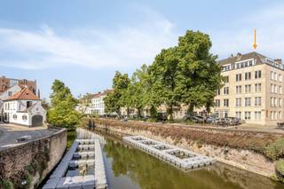 Dit HIGH-END GERENOVEERD hoekappartement met uniek zicht op de Augustijnenrei & 3 SLAAPKAMERS bevindt zich in hartje Brugge. Deze parel (4°V) werd 100% vernieuwd met de meest kwalitatieve TOPMATERIALEN en maakt deel uit v/e verzorgde residentie met lift. Dit stijlvol appartement (110m<sup>2</sup>) omvat: inkomhal met gastentoilet, LICHTOVERGOTEN leefruimte met prachtig uitzicht op de Augustijnenrei, nagelnieuwe open luxekeuken (o.a. toestellen Miele: inductiekookplaat met dampkap, oven, microgolfoven, vaatwas, ijskast met diepvriesvak, composiet werkblad, ...), 3 slaapkamers, luxe badkamer (voorzien van: inloopdouche met rainshower, lavabomeubel, toilet, handdoekdroger). Extra's: CV, dubbel glas, GOEDGEKEURDE elektriciteit, volledig geschilderd, incl. DESIGNverlichting (Dark), parket, stalen deur... Mogelijkheid tot aankoop van een autostaanplaats. Hier geniet je van rust, ruimte & luxe op een unieke ligging!