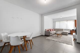 [[ DIT PAND NEEMT DEEL AAN DE ERA OPEN HUIZEN DAG OP 13/6 VAN 11:00 TOT 12:00 ]]
<p>Deze volledig gerenoveerde woning (sinds 2019) is ideaal gelegen aan de stadsrand van Sint-Niklaas, vlak bij belangrijke invalswegen. Dankzij de combinatie van ruimte, comfort en een vlotte bereikbaarheid is dit de perfecte gezinswoning.</p>

<p>De woning beschikt over een lichtrijke leefruimte van 36 m², een praktische keuken, drie ruime slaapkamers, een moderne badkamer, een polyvalente ruimte en een wasplaats. Daarnaast biedt de ruime zolder de mogelijkheid om nog twee extra slaapkamers te creëren. De voortuin en private oprit vormen een extra troef en zorgen voor extra comfort.<br /><br />Belangrijkste ruimtes:<br />• Ruime living (36 m²) met veel mogelijkheden voor inrichting<br />• Keuken (8 m²) met ingemaakte kasten, elektrische kookplaat en spoelbak<br />• Slaapkamer 1 (12 m²)<br />• Slaapkamer 2 (30 m²)<br />• Slaapkamer 3 (21 m²)<br />• Badkamer (5 m²) met inloopdouche, toilet en wastafel in meubel<br />• Polyvalente ruimte (11 m²) voor hobby of bureau<br />• Wasplaats (4 m²) met aansluitingen voor wasmachine en droogkast<br />• Terras (5 m²) voor een compacte buitenruimte<br /><br /><strong>De woning beschikt ook over een ruime zolder dat nog omgetoverd kan worden tot 2 extra slaapkamers!</strong><br /><br />Troeven:<br />• Goede locatie nabij stadsrand en invalswegen<br />• 3 ruime slaapkamers<br />• Ruime zolder met uitbreidingsmogelijkheden<br /><br />Neem vandaag nog contact op met je ERA-makelaar voor een bezoek.<br />JOUW DROOMHUIS. ZO GEVONDEN!</p>