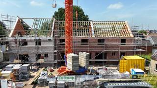 Rond de Mokkerkapel worden drie moderne BEN-woningen gebouwd op een toplocatie, op wandelafstand van scholen, winkels en openbaar vervoer. De woningen worden ontwikkeld met focus op maximaal wooncomfort, energiezuinigheid en een kwalitatieve afwerking.<br /><br />Lot 5 beschikt over een inpandige garage, een regenwaterput van 7.500 liter en een praktische zolder met extra mogelijkheden.<br /><br />De woning kan wind- en waterdicht aangekocht worden — ideaal voor wie de afwerking volledig naar eigen smaak wil bepalen.<br /><br />Wenst u meer informatie of een bezoek? Contacteer ons gerust.