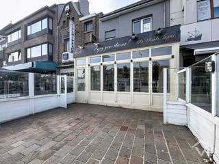 Dit horecapand is gelegen op de Kaai van Nieuwpoort Stad en bestaat uit: buitenterras - overdekt terras - de eigenlijke verbruikerszaal - lange bar - keuken - berging met koelcel - dames- en herentoiletten. <br />De zaak is ook te bereiken via de achterkant, zéér interessant voor de leveranciers. <br /><br />Comfortabel en trendy ingericht, ideaal om gezellig iets te gaan eten of te drinken met zicht op de oude vismijn van Nieuwpoort.<br /><br />Geen overname, zelf te voorzien van eigen keuken- en zaalmeubilair.<br />Beschikbaar vanaf 1/05/2026