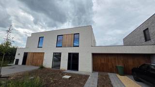 In een rustige nieuwbouwwijk op een boogscheut van Deinze en Gent staat deze prachtige, energiezuinige nieuwbouwwoning te koop!