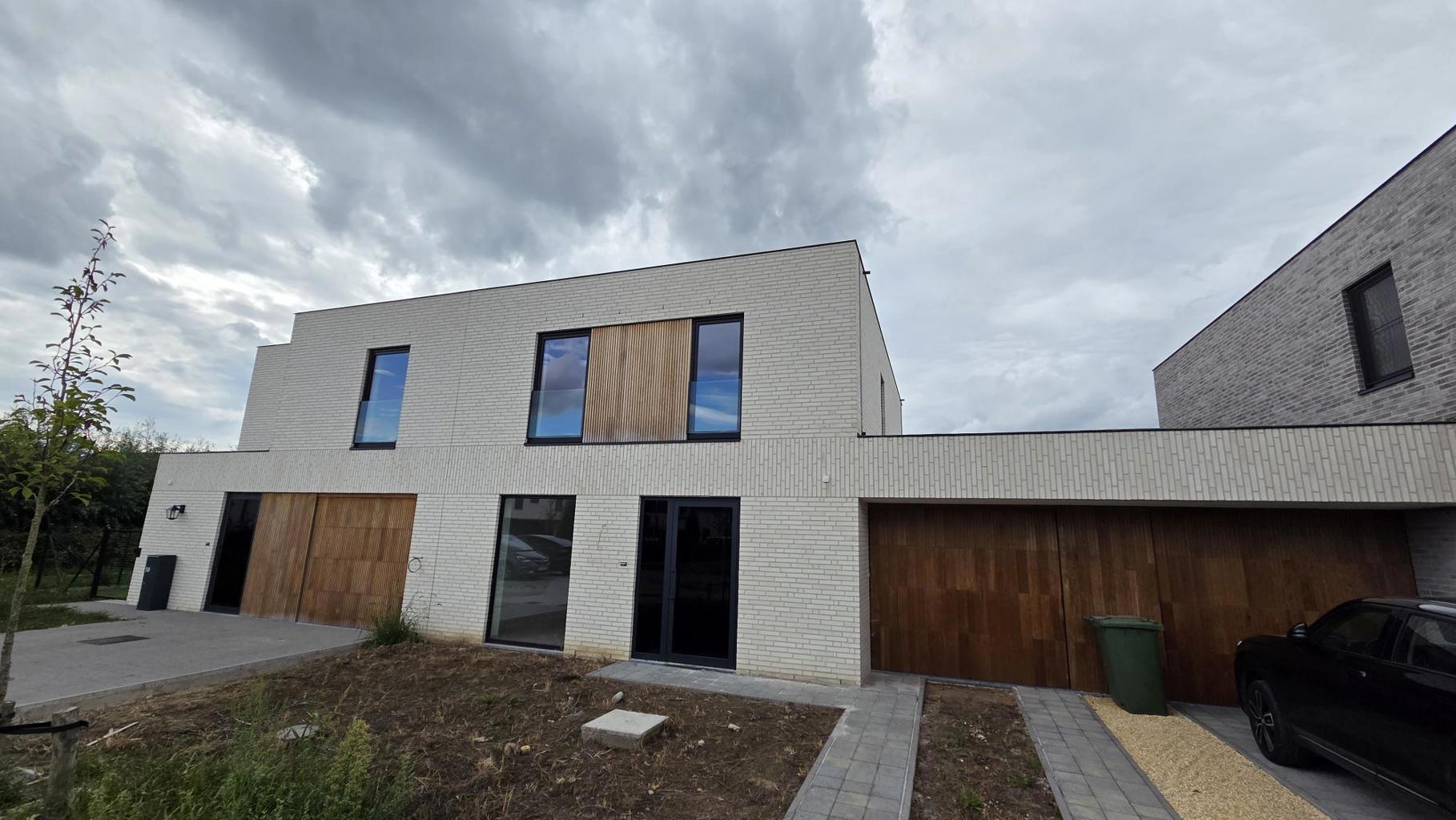 In een rustige nieuwbouwwijk op een boogscheut van Deinze en Gent staat deze prachtige, energiezuinige nieuwbouwwoning te koop!