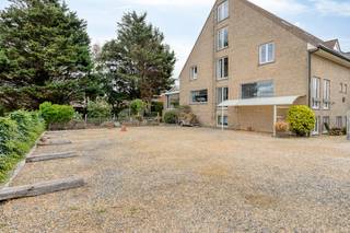 Hotel Butler is een kleinschalig hotel met 18 kamers. Het hotel bevindt zich op korte rijafstand van Brugge en de kustplaatsen Blankenberge en De Haan. <br /><br />Troeven:<br /><br />· *** Boutique hotel in Brugse Ommeland.<br /><br />· 16 - 18 Kamers met badkamer.<br /><br />· Parking 18 wagens.<br /><br />· Volledig nieuw brandattest 2023<br /><br />· Direct instapklaar.<br /><br />· Ideaal voor koppel.<br /><br />· Mogelijkheid om ter plaatse te wonen.<br /><br />· Strategische ligging tussen Brugge, de kust en de haven van Zeebrugge.<br /><br />· Op 5 minuten van Brugge centrum en de kust.<br /><br />· Verkoop handelsfonds + onroerend goed.<br /><br />· Gebouw tevens geschikt voor het herbergen van havenarbeiders of bouwarbeiders<br /><br />De kamers zijn comfortabel ingericht en bieden alles wat nodig is voor een aangenaam verblijf. Elke kamer beschikt over een eigen badkamer, een flatscreen-tv en gratis wifi. In het hotel zijn diverse faciliteiten aanwezig, waaronder een gezellige lounge en een terras. Voor wie met de auto komt, is er gratis parkeergelegenheid op het terrein. Het hotel biedt daarnaast fietsverhuur, waardoor het eenvoudig is om de groene omgeving en nabijgelegen natuurgebieden per fiets te verkennen.<br /><br /><br />Er wordt geen overname gevraagd voor de inboedel.<br /><br />Aarzel zeker niet om contact op te nemen indien dit bedrijfsvastgoed bestaande uit een charmant hotel te koop u mogelijks kan interesseren. <br /><br />Bestuursmaatregelen in het maatregelenregister: nee