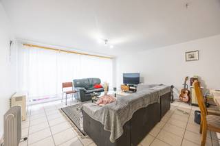 <strong>Ruim en lichtrijk appartement</strong> met <strong>drie volwaardige slaapkamers</strong> en een <strong>aangenaam terras</strong>. Het appartement beschikt over een zeer <strong>ruime leefruimte met open keuken,</strong> wat zorgt voor een open woonomgeving. De keuken is uitgerust met <strong>een oven, vaatwasser en voldoende kastruimte.</strong><br /><br />Verder is er een <strong>praktische berging </strong>voorzien met <strong>aansluiting voor</strong> een <strong>wasmachine en droogkast</strong>. Het appartement beschikt eveneens over een <strong>afzonderlijk gastentoilet</strong> en een <strong>ruime badkamer</strong> uitgerust met een <strong>douche, ligbad en een tweede toilet</strong>, wat extra comfort biedt voor een gezin.<br /><br />De woning wordt verwarmd met <strong>elektrische verwarming</strong> en heeft een<strong> gunstige EPC-score B</strong>. Daarnaast kunnen bewoners gebruikmaken van een <strong>gemeenschappelijke fietsenberging</strong> en een <strong>gemeenschappelijk vuilnislokaal </strong>in het gebouw.<br /><br />Het appartement is vrij van gebruik en staat leeg,en werd volledig geschilderd.