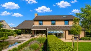 Op wandelafstand van het centrum van Knokke verkopen wij deze losstaande villa gelegen op een mooi perceel van 776 m². Een grote en stevig...