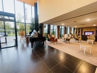 Vlakbij Brugge centrum, rustige groene omgeving, aan openbaar vervoer,<br />ENERGIEZUINIGE LEUKE serviceflat op 1èV met mooi ZONNETERRAS en zicht op prachtig aangelegde  tuin.<br />Alle modern comfort, verwarming met warmtepomp !<br /><br />Gezellige living uitgevend op zonneterras met zicht op grote mooie  tuin, open ingerichte keuken, aanpalende wasplaats-berging<br />Ruime slaapkamer en een moderne badkamer met inloopdouche, wc  lavabomeubel.<br /><br />Geschikt voor EIGEN BEWONING of  OM TE VERHUREN.<br /><br />De gemeenschappelijke KOSTEN zijn LAAG  daar het complex verbonden is aan het  recent gebouwd en excellent uitgebaat woonzorgcentrumcomplex met  alle faciliteiten restaurant , bibliotheek, salons, fitness-kinesistruimte , gezellige leef -en ontmoetingsruimtes, TUIN met  pentanquebaan en diverse zonneterrassen,<br /> Alle LUXE en MODERN COMFORT.<br /> Overdekte en afgesloten  garages en fietsenberging.<br /><br /> Rolstoeltoegankelijk<br />Zelfstandig wonen in een mooi appartement met terras <br /> gekoppeld met woonassistentie : basispakket kan uitgebreid worden met extra diensten. <br /><br /><br /><br />