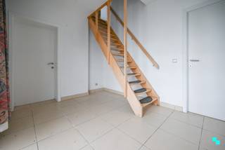 Deze vrijstaande woning met vier slaapkamers (waarvan twee op de gelijkvloerse verdieping) is gelegen op een perceel van 1.003m² en beschikt over...