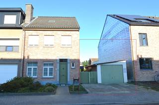 Een perceel grond gelegen in woongebied te Muizen.<br /><br />De grond heeft een oppervlakte van 130m² en is gelegen tussen gesloten bebouwingen.<br /><br />Breedte perceel = 6m<br />Diepte perceel = 22m<br /><br />Uitstekende ligging in een rustige en aangename straat maar toch zeer bereikbaar.<br /><br />Interesse? Bel of mail ons via ken@immovos.be of 0477/ 29 72 50 voor meer info.