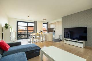 <p><strong>Op de Antwerpsesteenweg in Hoboken woon je centraal, met winkels, scholen, openbaar vervoer en belangrijke invalswegen op wandelafstand. Deze ligging maakt het bijzonder praktisch voor wie vlot naar Antwerpen, Hemiksem of Wilrijk wil pendelen, terwijl je toch geniet van een residentiële omgeving met alle voorzieningen in de buurt.</strong></p><p><br /></p><p>Het appartement op de 2e verdieping biedt een ruime leefruimte met open keuken en grote raampartijen - aansluitend een terras - 2 volwaardige slaapkamers - badkamer met bad - aparte berging met wasmachine-aansluiting.</p><p><br /></p><p><strong>Troeven</strong></p><ul><li>Centrale ligging</li><li>Elektrische keuring conform</li><li>Nieuwe condensatieketel (2024)</li><li>Elektrische rolluiken aanwezig</li><li>Autostaanplaats mogelijk (€15.000)</li></ul>