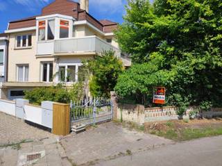 <p><strong>Charmante villa de 1929 à Saint-Idesbald (Coxyde)</strong></p>
<p>Cette villa pleine de caractère, située dans une rue calme du charmant Saint-Idesbald, offre un mélange d’authenticité et de potentiel. Construite en 1929, elle conserve des détails d’époque tout en offrant des possibilités de personnalisation.</p>
<p></p>