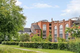 Zelden komt een loft van dit kaliber op de markt. Met een bewoonbare oppervlakte van maar liefst 183 m², indrukwekkende volumes en een uniek duplexconcept biedt deze eigendom een uitzonderlijke woonervaring in residentie “The Big Apple”.<br /><br />Gelegen in een levendige buurt met een vlotte verbinding naar het stadscentrum en het openbaar vervoer, combineert dit appartement stedelijke dynamiek met comfortabel en stijlvol wonen.<br />Op de eerste verdieping bevinden zich een inkomhal met vestiaire en gastentoilet, een polyvalente ruimte die vandaag wordt ingericht als bureau, een open keuken met eetplaats, een praktische provisieberging en een aangenaam inpandig terras van circa 10 m².<br /><br />De bovenverdieping omvat een indrukwekkende open leefruimte, een ruime masterbedroom met ensuite dressing en een stijlvolle badkamer.<br /><br />De hoge plafonds, open indeling en karaktervolle architectuur zorgen voor een authentieke loftbeleving met een unieke uitstraling. Dit instapklare appartement is ideaal voor wie op zoek is naar ruimte, licht en karakter in een bijzondere woonomgeving.