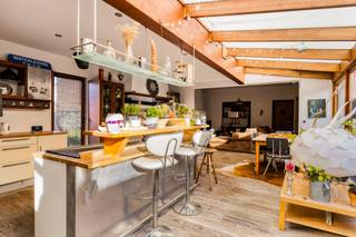 <p><u><strong>Mechelen: Uitzonderlijke woning met ruim magazijn en zeer veel potentieel</strong></u><br />Op een vlot bereikbare locatie vinden we deze bijzondere eigendom met een totale bewoonbare oppervlakte van 245 m². De woning wordt vandaag gebruikt als twee afzonderlijke wooneenheden, namelijk een gelijkvloerse woning en een ruime duplex, al is dit niet officieel als aparte appartementen ingedeeld. Dit biedt een waaier aan mogelijkheden voor wie op zoek is naar meergeneratiewonen, een combinatie van wonen en werken, of een interessante investeringsopportuniteit.</p>

<p>Achter de woning bevindt zich een indrukwekkend magazijn van ongeveer 200 m², verdeeld over twee verdiepen. Deze ruimte leent zich uitstekend voor opslag, atelier, hobbyruimte of een professionele activiteit. De woning zelf heeft nood aan een grondige opfrisbeurt, maar vormt daardoor een ideaal canvas om volledig naar eigen smaak te renoveren.</p>

<p>Naast de woning ligt een <strong>aanpalende bouwgrond</strong> die momenteel dienst doet als tuin. Deze kan bij aangekocht worden voor <strong>€160.000</strong>, wat bijkomende ontwikkelings- en uitbreidingsmogelijkheden creëert.</p>

<p>Kortom, een unieke eigendom met uitzonderlijk veel potentieel, geschikt voor wie op zoek is naar ruimte, flexibiliteit en toekomstgerichte mogelijkheden.<br /><br /><u><strong>Indeling</strong></u><br />Gelijkvloers; inkomhal - slaapkamer - woonkamer - keuken- badkamer met toilet<br />Eerste verdieping: keuken - woonkamer - badkamer  - slaapkamer<br />Tweede verdieping: 2 ruime slaapkamers<br /><br /><u><strong>Troeven</strong></u></p>

<ul><li>Zeer veel potentieel zowel als eigen woonst, als ontwikkelingsopportuniteit</li><li>Ruim perceel</li><li>Uitzonderlijk groot magazijn </li></ul>
<br />