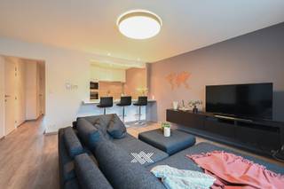 Dit instapklare appartement met een bewoonbare oppervlakte van circa 74 m² is gelegen op de tweede verdieping van residentie Matthi, midden in het bruisende centrum van Deinze.<br /><br />Het appartement beschikt over een doordachte indeling en geniet van een aangename natuurlijke lichtinval dankzij de grote raampartijen aan de zijde van de Kortrijkstraat. Via de inkomhal, met ruimte voor een vestiairekast, betreedt u de open leefruimte met zit- en eethoek, die naadloos aansluit op de open keuken, uitgerust met diverse kwalitatieve inbouwtoestellen. Verder zijn er twee volwaardige slaapkamers, een afzonderlijk gastentoilet en een badkamer voorzien van een wastafel en een instapdouche.<br /><br />Een bijkomende troef is het ruime terras met aansluitende berging, dat zich uitstrekt over de volledige breedte van de achtergevel. Dit terras is rechtstreeks toegankelijk vanuit de grootste slaapkamer, die bovendien is uitgerust met airconditioning.<br /><br />Er staat binnenkort een dakrenovatie gepland. De mede-eigenaars hebben hier proactief op voorzien door een ruime financiële reserve aan te leggen, zodat alles vlot en zonder zorgen kan verlopen.<br /><br />EPC: 119 (B) / elektriciteit: conform / niet-asbestveilig / Centrale verwarming op aardgas - Benieuwd? sarie@landbergh.be of 09 278 78 79<br />
