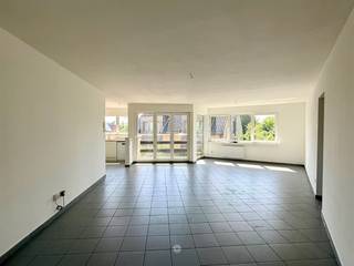 <p><span>DESTELBERGEN </span><span>- Are you looking for a two-bedroom apartment with a sunny terrace and a garage for rent in Destelbergen?<br />Then this apartment might be just what you're looking for.</span></p><p><span>The main highlights at a glance: </span></p><ul><li><span>Centrally and quietly located</span></li><li><span>Garage</span></li><li><span>Bright, spacious open-concept living and dining area</span></li><li><span>Beautiful, sunny terrace</span></li><li><span>Move-in ready</span></li></ul><p><span>Here’s what the apartment looks like:</span><span><br />Entrance hall with coat closet and separate toilet, spacious living area with open kitchen (refrigerator, oven, and ceramic cooktop), sunny terrace (southwest-facing), storage room, 2 bedrooms, and bathroom with double sink, tub/shower, and toilet.<br />Lockable garage included.<br /><br /></span></p><p><span>Important<br />Available from:</span><span>8/1/2026<br />EPC: 243 kWh/(m² year)<br />Rent: 900 euros/month + 25 euros/month in common area fees</span></p><p><span>To schedule an on-site visit, be sure to fill out your tenant profile on our website.</span></p>