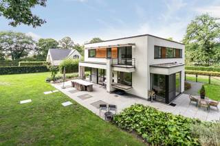 Rustig gelegen, moderne villa met 4 slaapkamers, 2 badkamers en een schitterende tuin.Deze gezinswoning ligt tussen Leuven en Brussel, op...