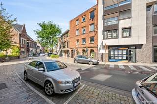 Dit commercieel gelegen pand bestaande uit: handelsruimte van 120m² in 2 verdiepingen en een bovenliggend 3 slaapkamer duplex appartement.<br /><br />Handelsruimte van 120m² met verdieping dewelke werd ingericht voor een kledijwinkel en vrij van gebruik is.<br /><br />Het appartement met aparte inkomhal en berging, woonkamer - salon met ingerichte keuken en toilet. Op de verdieping hebben we de nachthal, 3 slaapkamers en de badkamer alsook een apart toilet.<br /><br />Troeven?<br /><br />+ EPC Label B;<br />+ Commerciele centrale ligging;<br />+ Onmiddellijk beschikbaar;<br />+ Open indeling;<br /><br />EPC 170 kWh/m²<br /><br />Vg – Wg – Gmo – Gvkr – GVv<br /><br />Bent u op zoek naar een commercieel gelegen eigendom? Aarzel dan niet en plan vandaag nog een bezoek!<br /><br />Benieuwd naar dit pand of een andere eigendom? www.coventa.be – 051 222 051