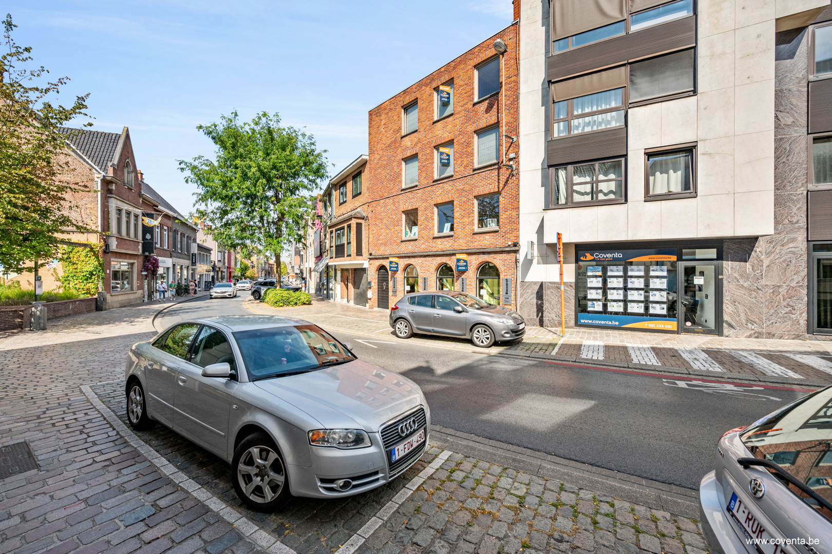 Handelspand met bovenliggend duplex appartement in het centrum van Roeselare - foto 1