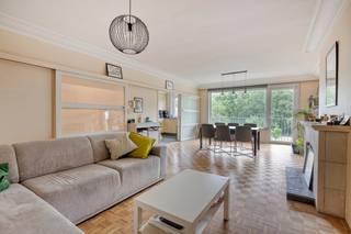 Perfect onderhouden, ruim 2-SLAAPKAMERapp. met 2 TERRASSEN op TOPLOCATIE met uiterst vlotte bereikbaarheid. Dit app (2°V) is in onberispelijke staat en huist in een verzorgde residentie met lift. Omvat: inkomhal met vestiaire en toilet, royale lichtovergoten living (grote raampartijen + parketvloer) met toegang tot het terras vooraan (met elektrische zonneluifel en zicht op het groen), ingerichte keuken (voorzien van: vaatwas, dubbele gootsteen, combi-oven, ijskast, inductiekookplaat, dampkap), 2 ruime slaapkamers, zonnig terras achteraan, vernieuwde badkamer (inloopregendouche, lavabomeubel, aansluiting wasmachine). Super locatie: vlakbij winkels, station, openbaar vervoer, centrum, invalswegen... Extra troeven: GOEDGEKEURDE ELEKTRICITEIT, dubbel glas in PVC, parlofoon, waterontharder, private KELDERberging. Mogelijkheid tot aankoop GARAGEBOX achterliggend het gebouw voor 35.000 EUR. Enkel uw meubels ontbreken nog!