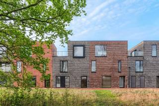Deze afgewerkte parkwoning (lot 27), met zicht op het park, bestaat uit 3 verdiepingen en is gelegen in het nieuwbouwproject ‘Wonen aan het park’ in Kuurne. De woning is charmant ingericht als kijkwoning en illustreert onze kwalitatieve afwerking, maar is nu ook te koop.<br />Geniet van optimaal woon- en verhuiscomfort, want deze woning is volledig instapklaar!<br />De oppervlakte van het perceel bedraagt 183 m<sup>2</sup>. Op het gelijkvloers ontdek je een ruime inkom met apart toilet en trap. In de open en lichtrijke leefruimte is er een zithoek, eethoek en open keuken. Via de keuken kom je in een berging/wasruimte. De woning beschikt op het eerste verdiep over 3 slaapkamers, een aparte toilet en ingerichte badkamer met bad, inloopdouche en een dubbele lavabo. Op het tweede verdiep is er een extra ruimte die kan ingericht worden als extra slaapkamer, hobbykamer, bureau, logeerkamer,… Op die hoogte is er ook nog eens een ruim terras dat uitkijkt op de tuin. Ook aan de andere kant van de woning is er nog een extra terras. Er is een aparte carport op het einde van de zuidwest georiënteerde tuin. Deze woning vormt de ideale gezinswoning, rustig gelegen in een kindvriendelijke woonbuurt en groene omgeving. <strong>Ontdek nog meer over de kijkwoning via www.dumobil.be/nl/woonprojecten/kijkwoningen/moderne-kijkwoning-kuurne</strong>. Bespreek met bouwadviseur Sam de mogelijkheden en voorwaarden: <strong>0483/21.01.33</strong> | <strong>sam@dumobil.be</strong> | Bekijk de prijs inclusief alle wettelijke kosten op: <u><strong>www.dumobil.be/nl/woonprojecten/projecten/kuurne-harelbeke-5-parkwoningen</strong></u>