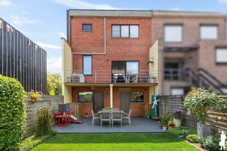 <p>Bel-etage met split-level leefruimte, 3 SLPK, dubbele garage en tuin</p>
<p>Deze bijzonder goed onderhouden split-level woning combineert ruimte, veel natuurlijk licht en een uitstekende energieprestatie met een gunstige ligging en een mooie, verzorgde tuin. Dankzij onder meer EPC-label A, zonnepanelen, een thuisbatterij en een lucht/luchtwarmtepomp/airco is de woning bovendien helemaal klaar voor de toekomst.</p>
<p><strong>Troeven van de woning<br /></strong>- Zeer energiezuinige woning met EPC-label A<br />- Uitstekende ligging op wandelafstand van tram, bus en trein<br />- Vlak bij de fietsostrade<br />- Aan de voorzijde zicht op een nieuw aangelegd groen pleintje<br />- Recent aangelegde voortuin en prachtig verzorgde achtertuin<br />- Zeer goed onderhouden woning met een solide constructie, aangeboden door de eerste eigenaar<br />- 3 slaapkamers<br />- Dubbele garage, aparte wasplaats en veel praktische bergruimte verspreid over de verschillende verdiepingen<br />- Aangename split-level architectuur met veel lichtinval en een speelse indeling</p>
<p><strong>Energie en technische kenmerken<br /></strong>- EPC A – 87 kWh/m²<br />- Elektrische installatie conform<br />- Asbestveilig<br />- Verschillende energetische renovaties uitgevoerd, waaronder:<br />- Nieuwe EPDM-dakbedekking met bijkomende isolatie<br />- Nieuwe hoogrendementsbeglazing<br />- Isolatie van de vrijstaande zijgevel<br />- 15 zonnepanelen van 435 WP<br />- Thuisbatterij van 16 kWh<br />- Airconditioning/lucht-luchtwarmtepomp</p>
<p><strong>Indeling<br /></strong><strong>Gelijkvloerse verdieping<br /></strong>- Zeer ruime dubbele garage van ca. 9 meter diep, met naast plaats voor wagens ook voldoende ruimte voor fietsen, hobby- en andere spullen<br />- De garage vormt een praktische, rechtstreekse doorgang tussen de voor- en achterzijde van de woning<br />- Aparte wasplaats<br />- Ruime berging <br />- Gastentoilet<br />- Verzorgde, mooi aangelegde tuin met overdekt terras, ideaal om in alle rust van de buitenruimte te genieten</p>
<p><strong>Eerste verdieping<br /></strong>- Gezellige en bijzonder lichtrijke split-level leefruimte met grote raampartijen<br />- Aansluitend terras met mooi zicht op de achtertuin<br />- Aparte bureauruimte, visueel afgescheiden van de zithoek maar toch geïntegreerd in het geheel – ideaal voor thuiswerk<br />- De iets hoger gelegen eetruimte versterkt het speelse karakter van de split-level architectuur en zorgt voor een mooie verbinding tussen de verschillende leefruimtes<br />- Volledig geïnstalleerde keuken, voorzien van de nodige toestellen en hedendaags comfort<br />- Ruime en praktische berging</p>
<p><strong>Tweede verdieping<br /></strong>- 3 slaapkamers van ca. 17,5 m², 16,5 m² en 8,5 m²<br />- Badkamer met ligbad én douche<br />- Apart toilet in de nachthal</p>
<p>Deze woning onderscheidt zich door haar ruime en doordachte indeling, uitstekende energieprestatie en bijzonder goede staat van onderhoud. De combinatie van de dubbele garage, drie slaapkamers, aangename buitenruimte en vlotte bereikbaarheid maakt dit een ideale woning voor wie comfortabel wil wonen zonder grote energetische investeringen te moeten voorzien.</p>
<p>Instapklaar, energiezuinig en verrassend ruim – een woning die zeker een bezoek waard is.</p>