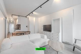 Volledig vernieuwd appartement (EPC B) met prachtig zicht op Visserskaai Oostende<br /><br />Op zoek naar een volledig vernieuwd appartement in een nette residentie op een uitzonderlijke en centrale ligging met prachtig zicht in Oostende? Dan is dit appartement op de zesde verdieping een absolute aanrader!<br /><br />Het appartement werd volledig gestript en opnieuw ingericht met oog voor kwaliteit en comfort. De zeer lichtrijke woonkamer geniet van een prachtig open zicht op de Visserskaai, een levendige en iconische locatie waar stad, zee en haven samenkomen. Hier woont u letterlijk op wandelafstand van het strand, de jachthaven, het stadscentrum, tal van gezellige restaurants, winkels en openbaar vervoer.<br /><br />De volledig nieuwe, ingerichte keuken is uitgerust met kwalitatieve toestellen en voorzien van een aansluiting voor een wasmachine. Verder beschikt het appartement over een apart toilet, een moderne badkamer met douche en lavabomeubel en een volwaardige aparte slaapkamer. Daarnaast is er ook extra slaapgelegenheid mogelijk in de woonkamer, wat dit appartement bijzonder geschikt maakt als tweede verblijf, vaste woonst of investering.<br /><br />Ook technisch scoort dit appartement uitstekend met een conforme elektrische keuring en een gunstig EPC-label B. Bij het appartement hoort bovendien een private berging op verdieping -1. <br /><br />De verkoop gebeurt onder registratierechten; indien aan de voorwaarden voldaan wordt, kan u genieten van het verlaagd tarief van 2%.<br /><br />Een zorgeloos, energiezuinig en centraal gelegen appartement met een uniek zicht — ideaal voor wie wil genieten van alles wat Oostende te bieden heeft.<br /><br />Contacteer ons vandaag nog voor meer info of een bezoek ter plaatse op inti@immofrancois.be of 0499 74 89 74.<br /><br />