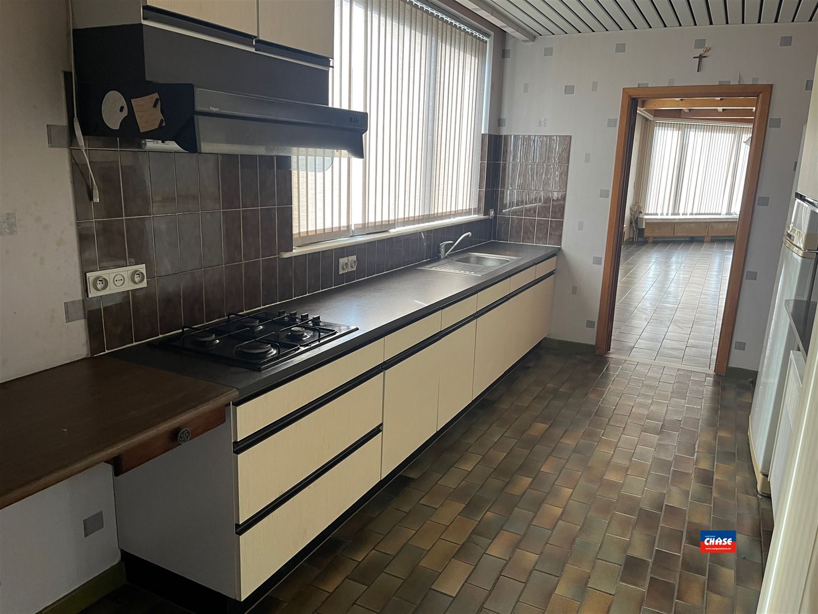 Te renoveren handelshuis op hoekligging - foto 5
