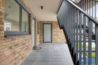 Square Estate presenteert u dit prachtige duplex-appartement in een recent appartementencomplex.Het appartement is als volgt ingedeeld: op het...