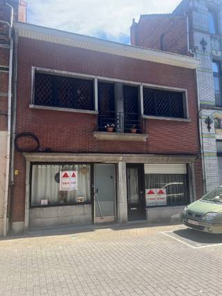 ZEER RUIME <strong>TE RENOVEREN </strong> EIGENDOMMEN  (<strong>2 woningen</strong>) OP 276 M² VLAKBIJ DE MARKT VAN SINT-NIKLAAS<br />Geschikt als handelspand / kantoor / tweewoonst<br />Of voor iemand die en zeer ruime eigendom zoekt met 6 slaapkamers<br />Inpandige garage eventueel mogelijk mits aanvraag<br />Bewoonbare oppervlakte  289 M2!<br />Gezellig tuintje<br />EPC F = renovatieplicht<br /><strong>heeft 2 kadastrale nummers kunnen dus terug eventueel 2 woningen worden indien gewenst </strong>