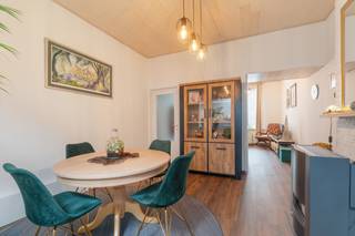 <p>Gezellige gesloten bebouwing in een rustige buurt van Gent, met garage box en tuin.</p>
<p> </p>
<p>Deze woning uit 1933 combineert een aangename ligging met praktische troeven voor wie comfortabel wil wonen nabij het centrum van Gent. Gelegen in een rustige straat en toch vlak bij scholen, openbaar vervoer en het treinstation, geniet je hier van een vlotte bereikbaarheid. De woning beschikt over een gezellige tuin met tuinhuis, ideaal voor ontspanning of extra bergruimte. Daarnaast vormt de garage box een grote meerwaarde in deze omgeving. Met twee slaapkamers, een functionele indeling en een EPC-label C biedt deze woning een interessante opportuniteit.</p>
<p> </p>
<p>Belangrijkste ruimtes:<br />• Woonkamer (8,82 m²) met gezellige leefruimte<br />• Eetkamer (13,20 m²) met ingemaakte kasten<br />• Keuken (10,35 m²) met praktische indeling<br />• Badkamer (3,64 m²) voorzien van douche, toilet, wastafel en aansluiting voor wasmachine<br />• Slaapkamer (13,18 m²) met ingemaakte kasten<br />• Slaapkamer (16,35 m²) met aangename lichtinval<br />• Tuin met tuinhuis<br />• Zolder (21,14 m²) met extra opslagmogelijkheden<br />• Garage box verplicht aan te kopen voor 25.000 euro</p>
<p> </p>
<p>Troeven:<br />• Garage box<br />• Gezellige tuin met praktisch tuinhuis<br />• Rustige ligging nabij centrum, scholen en openbaar vervoer</p>
<p> </p>
<p>Neem vandaag nog contact op met je ERA-makelaar voor een bezoek.</p>
<p>JOUW DROOMHUIS. ZO GEVONDEN!</p>