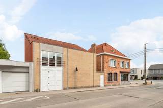 Te koop: veelzijdig handelspand met woonst in Beveren-LeieCentraal gelegen in Beveren-Leie bevindt zich deze veelzijdige eigendom waar wonen en ondernemen perfect gecombineerd kunnen worden. Dankzij de commerciële zichtbaarheid, ruime indeling en nabijheid van winkels, scholen en openbaar vervoer biedt het pand tal van mogelijkheden.Wat maakt dit pand uniek?De commerciële ruimte leent zich uitstekend voor uiteenlopende activiteiten zoals een winkel, kantoor, praktijk, horeca of atelier. Het privégedeelte is volledig afgescheiden van de handelsruimte. Op het gelijkvloers vindt u een leefruimte, uitgeruste keuken en kelder. De eerste verdieping omvat drie lichtrijke slaapkamers en een badkamer met ligbad, toilet en dubbele lavabo.Via een vaste trap bereikt u de ruime zolder, die mogelijkheden biedt voor extra slaapkamers, een hobbyruimte of bijkomende opslag.Bovendien bestaat de mogelijkheid om afzonderlijk een dubbele garage met bureel en tuin aan te kopen. Deze beschikt over twee automatische garagepoorten, een aparte ingang en reeds aanwezige leidingen met het oog op een mogelijke verdere inrichting.Voor wie is dit ideaal?Ideaal voor zelfstandigen, ondernemers of investeerders die wonen en werken willen combineren op een centrale locatie.Te koop via Immo Beguin, jouw vastgoedexpert sinds 2009, met kantoren in Ronse, Waregem, Kortrijk, Deinze, Doornik, Lessines, Moeskroen en Nieuwpoort.Meer info of bezoek via charlotte@immobeguin.be.