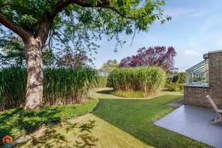 Op een uitstekende locatie in Heist-op-den-Berg bevindt zich deze ruime villa (325m²) met 3 slaapkamers op een perceel van 1410 m². De...