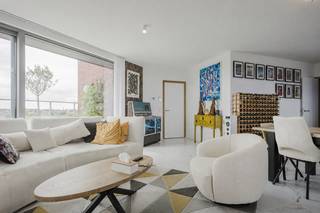 Welkom in residentie <strong>L’Orée du Parc</strong>.<br />Op de <strong>bovenste verdieping</strong> van deze residentie bevindt zich dit <strong>unieke penthouse</strong>, bereikbaar via een <strong>beveiligde lift</strong>.<br />De <strong>lichtrijke leefruimte</strong> omvat een <strong>woonkamer, eetplaats</strong> en <strong>volledig uitgeruste open keuken</strong>.<br /><strong>Grote raampartijen</strong> zorgen voor <strong>veel natuurlijk licht</strong> en geven <strong>rechtstreeks toegang</strong> tot het <strong>panoramische terras</strong> <strong>van ca. 80 m²</strong>, met een <strong>prachtig uitzicht over het park</strong>.<br /><br />Het penthouse beschikt over <strong>4 slaapkamers</strong>, <strong>elk met</strong> toegang tot een <strong>eigen terras</strong>, een <strong>badkamer</strong> met <strong>ligbad en douche</strong>, een <strong>tweede doucheruimte</strong>, <strong>2 aparte toiletten</strong>, waarvan <strong>een gastentoilet</strong> en een <strong>wasruimte</strong>.<br />Verder is het penthouse voorzien van <strong>vloerverwarming op gas</strong>, <strong>aluminium ramen</strong> met <strong>dubbele beglazing</strong>, <strong>video-intercom</strong> en <strong>camerabeveiliging</strong>.<br />Met een <strong>EPC-score B</strong> is de woning bovendien <strong>bijzonder energiezuinig</strong>. Daarnaast beschikt het penthouse over een <strong>privatieve zolder</strong> en is er <strong>voldoende parkeergelegenheid</strong>.<br /><br />Kortom <strong>een bijzonder penthouse</strong> dat de <strong>ruimte en het comfort</strong> <strong>van een woning</strong> <strong>combineert</strong> <strong>met</strong> het <strong>uitzicht en gemak van een appartement</strong>.<br /><br /><strong>Interesse in een bezoek? Contacteer:</strong><br />Matthis via +32 477 804 350 - <u><strong>matthis@dekeyser.immo</strong></u><br />Frank via +32 475 674 835 - <u><strong>frank@dekeyser.immo</strong></u>