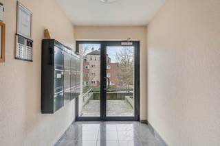 Dit leuke appartement is gelegen op het gelijkvloers van een kleinschalige residentie en is vrij van bewoning bij de akte. Het appartement biedt een bijzonder rustige ligging omwille van het feit dat het gebouw teruggetrokken ligt van de straat en achteraan aan een groenpark grenst. De tuin met een terras is een absolute meerwaarde en oase van rust binnen het centrum van Leuven.<br />Het appartement is gemakkelijk te bereiken vanuit het parkingverdiep dat op straatniveau gelegen is. De lift brengt uit namelijk vanuit het parkingverdiep tot aan de voordeur van het appartement.<br /><br /><br />Bestaande uit een inkomhal met een apart toilet en een vestiaire, een lichtrijke leefruimte met een zit- en een eetplaats, een open en volledig ingerichte keuken, een wasplaats, een nachthal, 2 ruime slaapkamers, een badkamer en een privatieve tuin met een terras.<br />In de ondergrond zijn een privatieve kelder en autostaanplaats voorzien alsook een gemeenschappelijke fietsenberging en afvallokaal.<br /><br />EPC 161kWh(B-label)! Elektriciteit conform! Niet-overstromingsgevoelig!<br /><br />Indien u dit leuke appartement graag bezoekt dan kan u mij steeds bereiken op 0495/292080 of via arnaut@immojanstas.be.<br /><br />Bijkomende info (EPC, bodemattest, elektriciteitsattest, enz...) kan U hier downloaden ↓