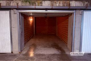 Een eigen parkeerplaats op een centrale locatie in Blankenberge is een comfortabele troef én een interessante investering. Deze garagebox bevindt zich op verdieping -1 van een verzorgd complex in de Weststraat, pal in het centrum en op een locatie waar private parkeergelegenheid bijzonder gegeerd is.<br /><br />Met een breedte van 2,81 m en een lengte van 6,09 m biedt de garage voldoende ruimte om een wagen comfortabel te parkeren. Daarnaast kan de box, afhankelijk van uw noden, ook dienstdoen als praktische extra bergruimte.<br /><br />De garage is uitgerust met een elektrische poort met afstandsbediening en binnenin beschikt de box over elektriciteit.<br /><br />Afmetingen: 2,81 m x 6,09 m<br /><br />
