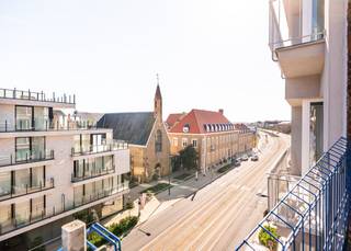 Welkom in Residentie Dunas, een uniek nieuwbouwproject in Oostduinkerke-Bad, op een steenworp van het strand en het bruisende centrum. Deze kleinschalige residentie biedt slechts vijf exclusieve appartementen, elk met een volledige verdieping, wat zorgt voor maximale privacy en lichtinval.<br /><br />Dit appartement heeft een ruime indeling, grote raampartijen en een zonnig terras, ideaal om te genieten van de kustsfeer.<br /><br />Indeling: inkomhal | zuidgerichte leefruimte uitgevend op een uitgevend op zonnig terras| open, volledig uitgeruste keuken | berging met aansluiting voor wasmachine | afzonderlijk toilet | twee volwaardige slaapkamers | terras aan de achterzijde, toegankelijk vanuit beide slaapkamers | badkamer voorzien van inloopdouche en lavabo in meubel. <br /><br />Dankzij de hoogwaardige afwerking, energiezuinige technieken en duurzame materialen geniet u van optimaal wooncomfort. Warmtepomp, vloerverwarming en passieve koeling zorgen voor een aangenaam binnenklimaat.<br /><br />Bovendien is er de mogelijkheid tot aankoop van een privatieve berging en een parkeerplaats in het semi-automatische parkeersysteem.<br /><br />Wonen in Residentie Dunas betekent rust, luxe en exclusiviteit op een toplocatie.